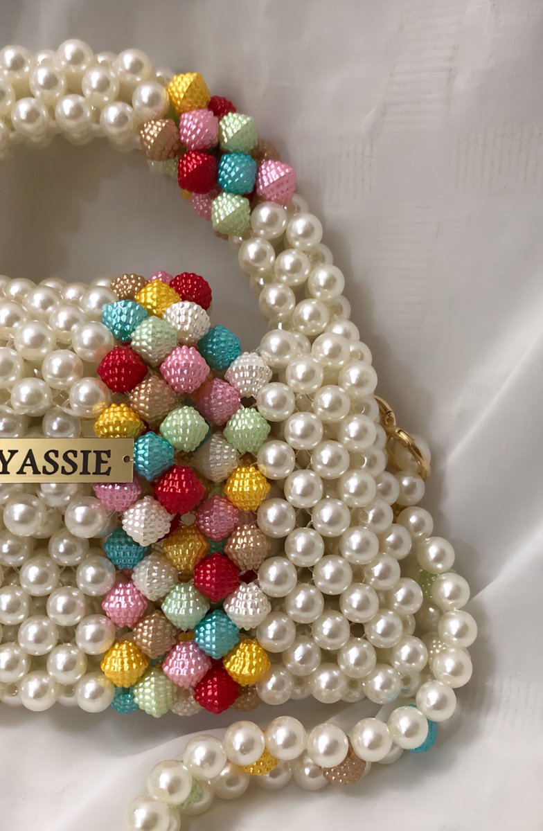 Our New design “ candy 🩷💚🧡💛 “
Available in all sizes and colors 
Dm us for more information..

#yassie #beadedbag #beads #pearlbag #pearl