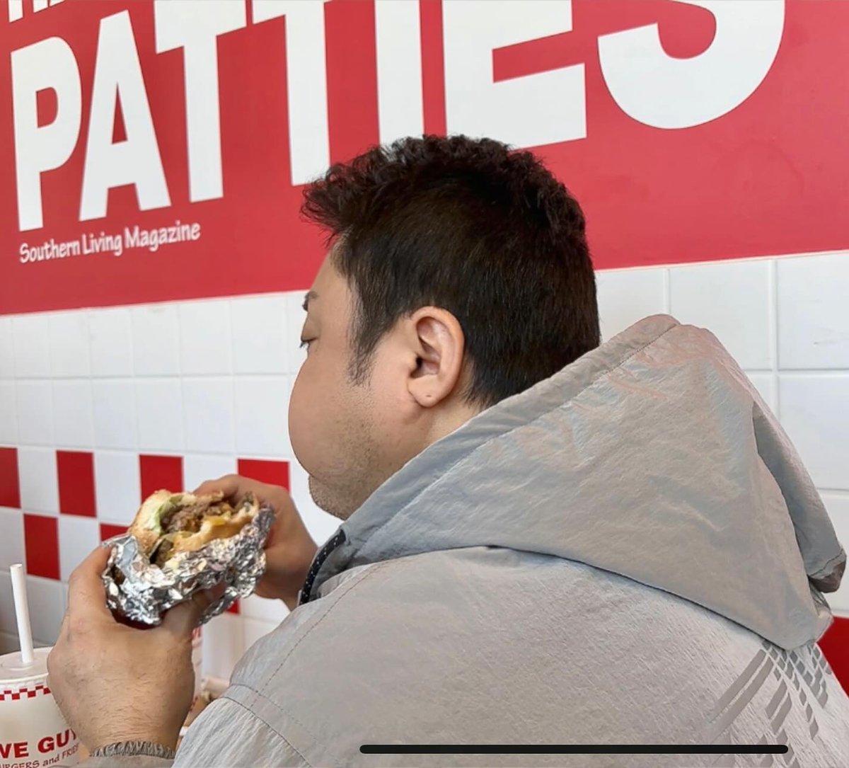 그거 아나요
마동석 아침에 일어나면 꼭 하는 루틴 햄버거 먹기라는걸
눈도 못뜨고 입에 넣고 있었다고 손헌주가 증언한바있으며