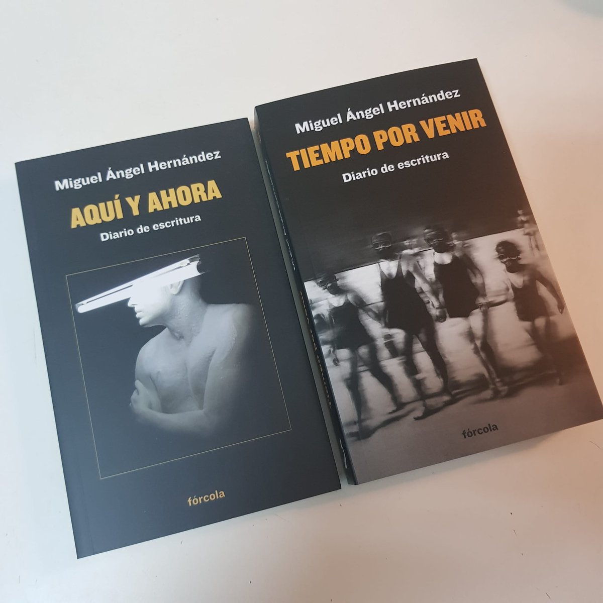 Regalos bonitos en este sábado lluvioso: acaba de salir de imprenta #TiempoPorVenir, el diario que publica <a href="/Forcola/">Fórcola Ediciones</a> y que llega a las librerías el 20 de marzo. 423 páginas de lecturas, viajes, encuentros y sobre todo reflexiones sobre la escritura. Ya se me ha arreglado el día.