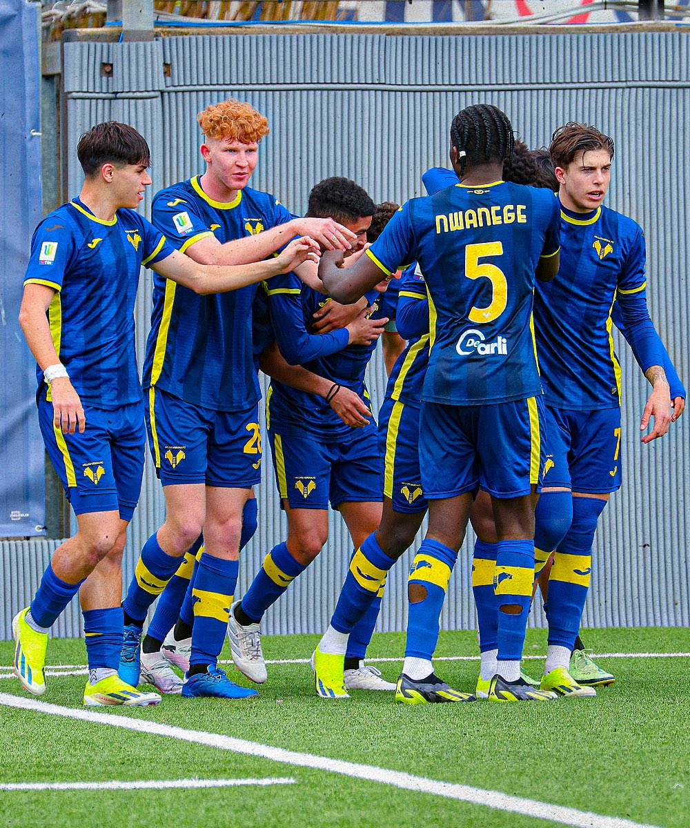 Dopo la Juve, il Milan: altra vittoria e 6 punti in stagione anche contro i rossoneri!

Ancora una volta, orgogliosi dei nostri #buteleti 💛💙

#VeronaMilan 1-0 #HVGiovanili #Primavera1TIM