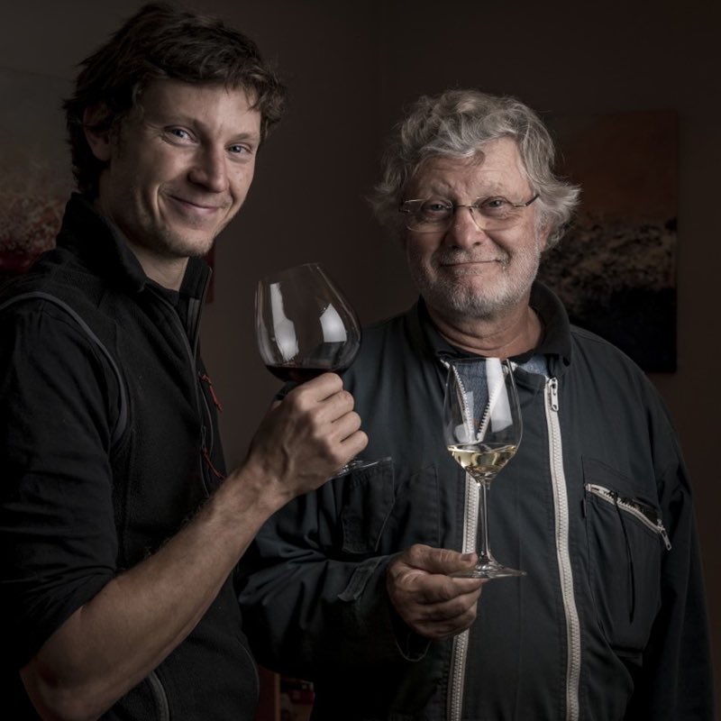 sommelier_Tango's tweet photo. マルセル・ダイス

アルザス地方にテロワールの概念を初めて持ち込んだとされる人物、およびワイナリー。

国内外問わず絶大な人気を誇る。

テロワールの重要性を謳いAOC法の改正に結びつく。混植混醸やビオディナミなどの実践により更なる高みを目指す。

#ワイン豆知識 #アルザスワイン https://t.co/2H8K4N6tJZ