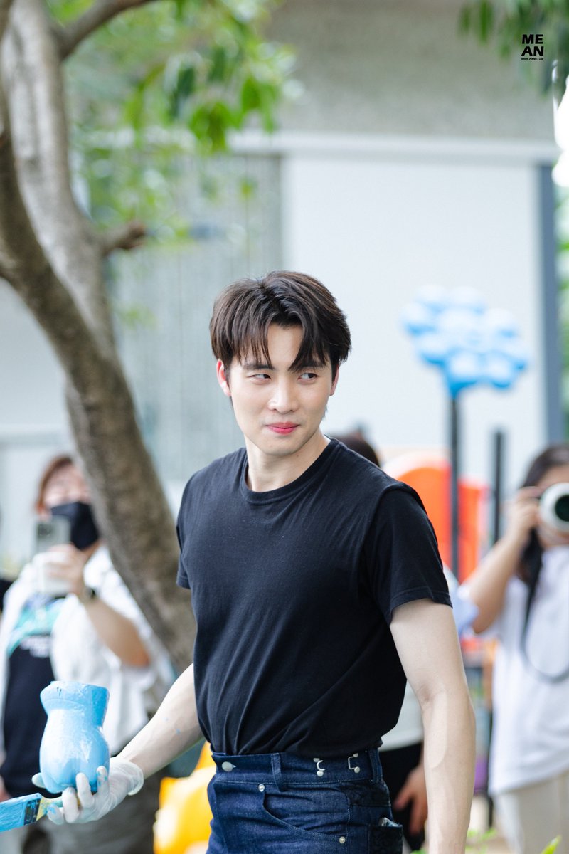 4MEANfc's tweet photo. ช่างทาสีคนนี้หล่อมากมากกกก🎨☺️
@m34nismind 
#MeanPlanBDProject #UltimateTroop
#MeanPhiravich #MeanTro https://t.co/JqLSA5sjpc