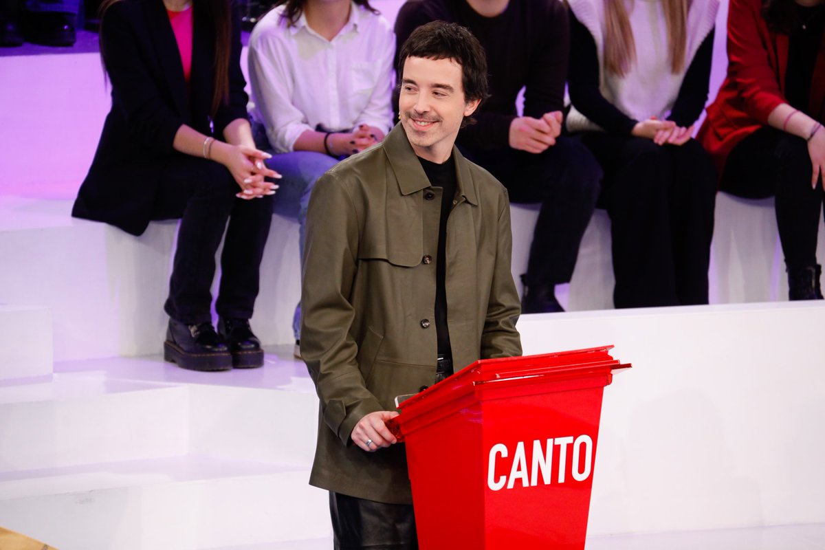 MusicTvOfficial's tweet photo. Domenica 10 marzo alle 14 su Canale5 appuntamento con #Amici23. A giudicare la gara di canto @DiodatoMusic che presenta anche il brano sanremese Ti muovi; per il ballo #KlediKadiu e #NancyBerti. Ospiti anche #PeppeVessicchio, #GarrisonRochelle e #Mew https://t.co/TbRpgrhtBT