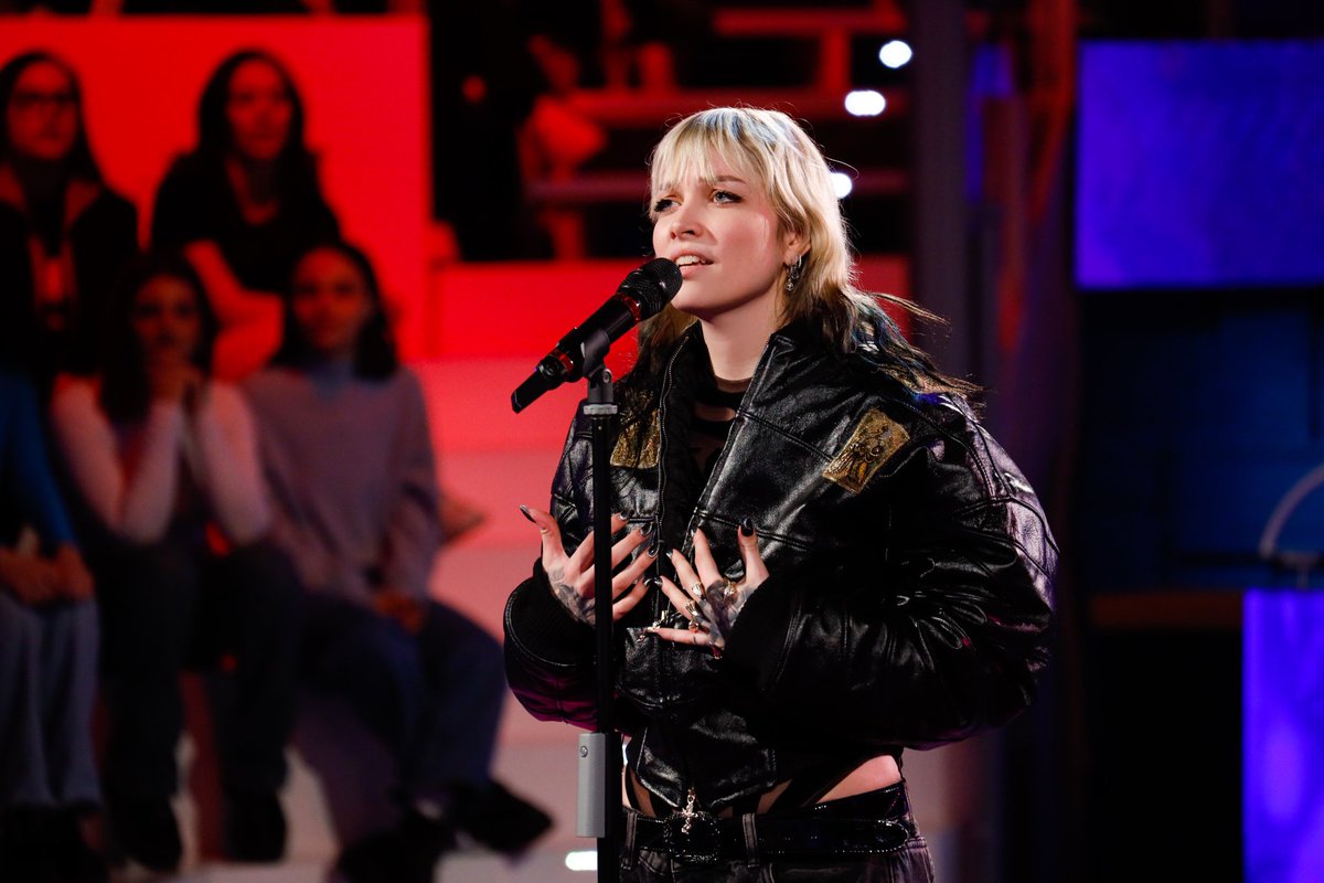 MusicTvOfficial's tweet photo. Domenica 10 marzo alle 14 su Canale5 appuntamento con #Amici23. A giudicare la gara di canto @DiodatoMusic che presenta anche il brano sanremese Ti muovi; per il ballo #KlediKadiu e #NancyBerti. Ospiti anche #PeppeVessicchio, #GarrisonRochelle e #Mew https://t.co/TbRpgrhtBT