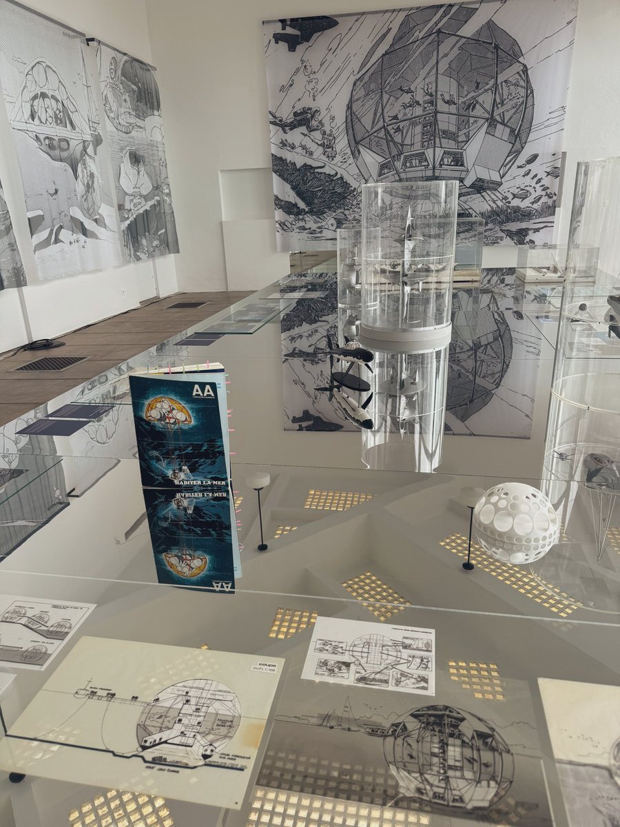 La <a href="/VillaNoailles/">villa Noailles</a> accueille surtout une riche exposition monographique consacrée à <a href="/JacquesRougerie/">Jacques Rougerie</a> (de l’<a href="/AcadBeauxarts/">Académie des beaux-arts</a> 🌿), « Habiter avec la mer », et à son travail visionnaire dans le domaine des habitats marins, sous-marins et littoraux.