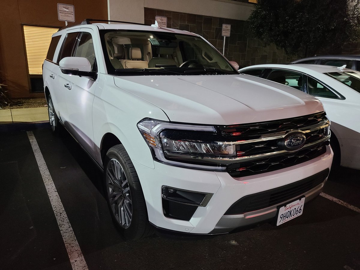 カリフォルニアのナパに来ました。今回の旅の相棒はメチャ大きなフォードですｗ