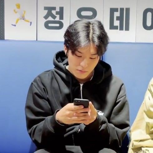 kyusiho's tweet photo. author vs idol

park jeongwoo few tweets au.
by kyusiho https://t.co/orZqqQduUE