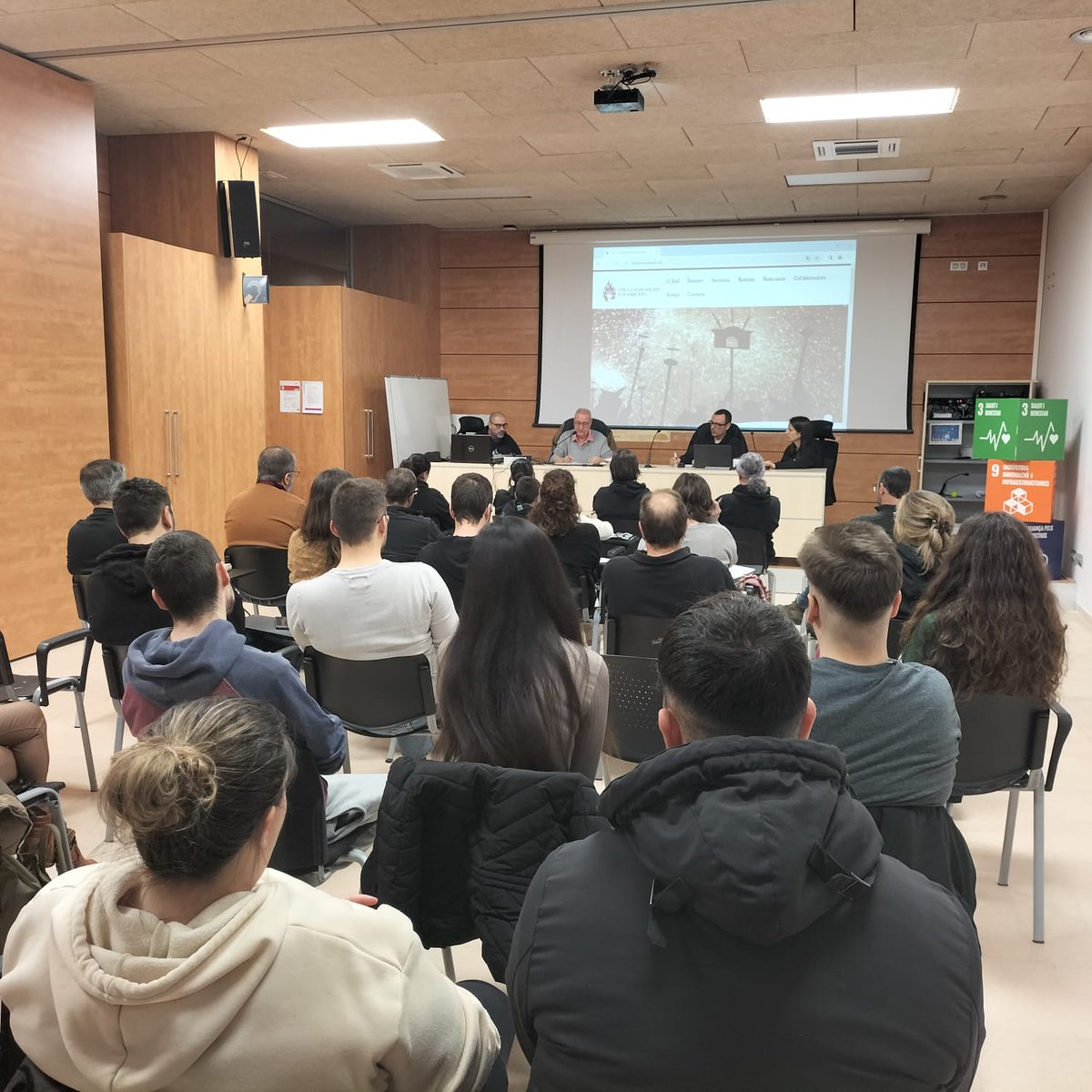 SeMnRefum's tweet photo. 🔥 Avui la nostra colla participa al Seminari de Versots Satírics, un taller pràctic i divulgatiu a càrrec de Jordi Cubillos, organitzat per @pixafocs i @CBDTradicionals a la sala d'actes CTC de Masquefa.
#santsadurní #versos #versots https://t.co/p14fTUlkG7