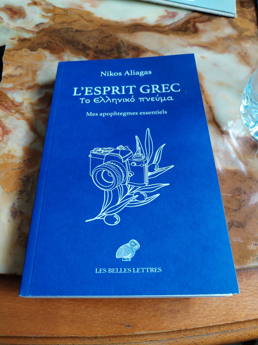 Catamiow's tweet photo. Et voilà, cadeau d anniversaire déballé en décalé, et un de plus dans ma collection. Hâte de découvrir tes Apophtegmes mon cher @nikosaliagas. 🌸🍀🎈 https://t.co/FEpnTSkuGG