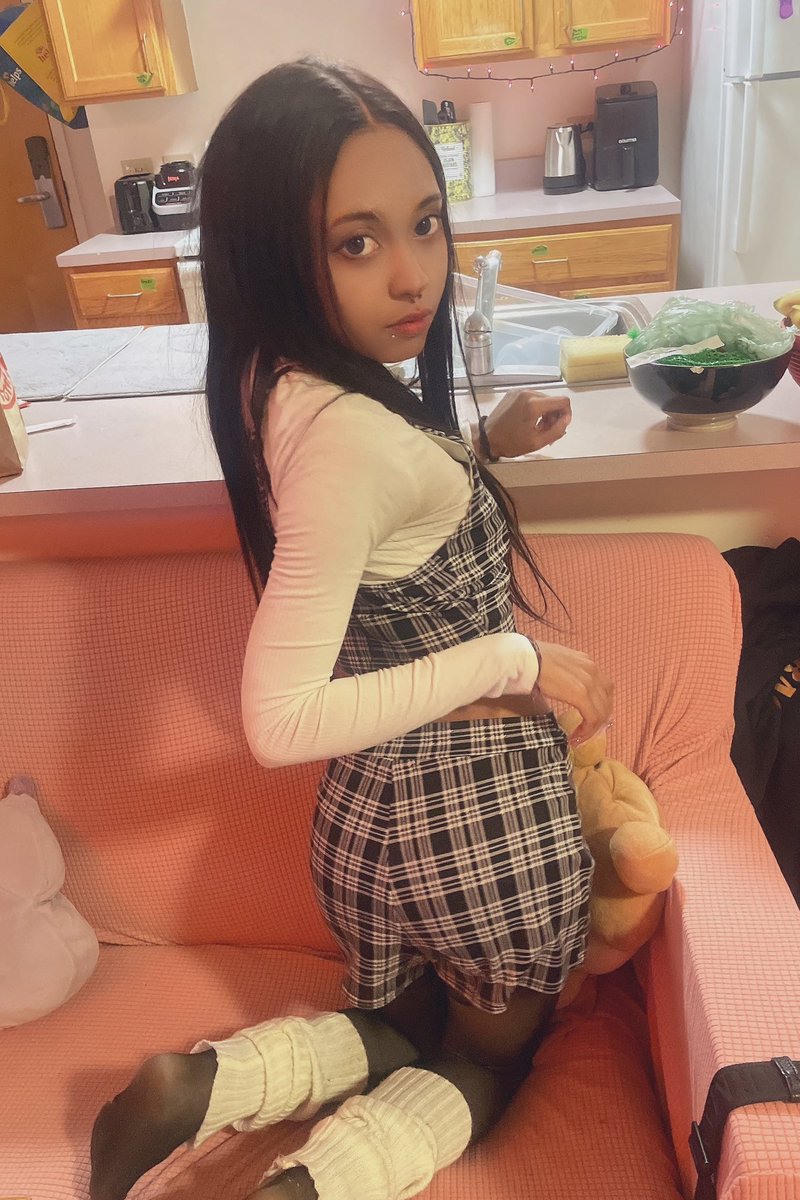 i’m hungryyyyy :c what’s for dinner? c: 
#waif #boywife #nymph #femcel