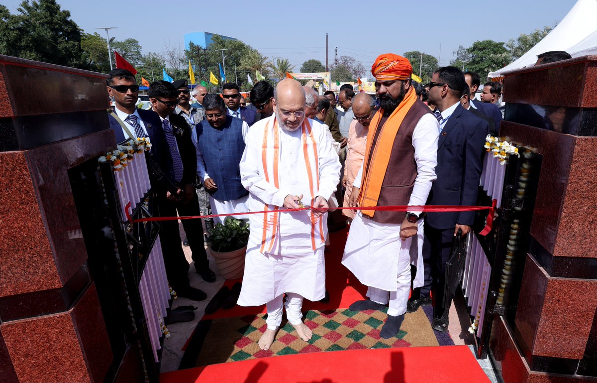BJP4India's tweet photo. केन्द्रीय गृह एवं सहकारिता मंत्री श्री @AmitShah ने आज बिहार के पटना में स्वतंत्रता सेनानी और पूर्व राज्यपाल श्रद्धेय कैलाशपति मिश्र जी की प्रतिमा का अनावरण किया। https://t.co/VPDurMhJHU