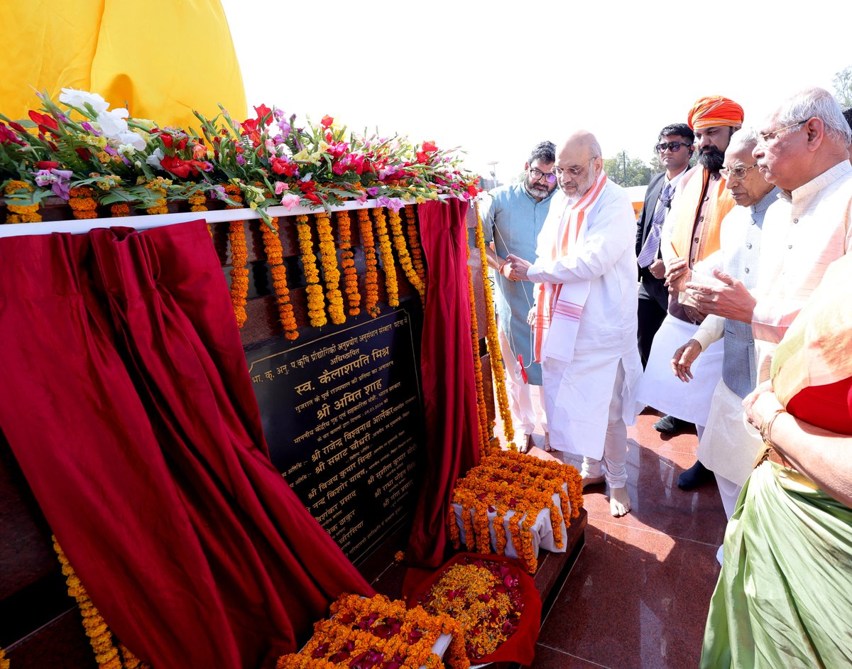 BJP4India's tweet photo. केन्द्रीय गृह एवं सहकारिता मंत्री श्री @AmitShah ने आज बिहार के पटना में स्वतंत्रता सेनानी और पूर्व राज्यपाल श्रद्धेय कैलाशपति मिश्र जी की प्रतिमा का अनावरण किया। https://t.co/VPDurMhJHU