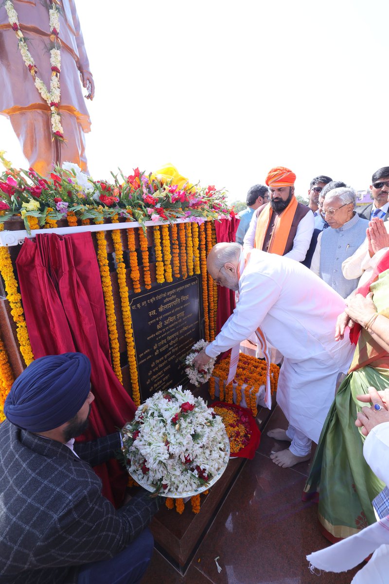 BJP4India's tweet photo. केन्द्रीय गृह एवं सहकारिता मंत्री श्री @AmitShah ने आज बिहार के पटना में स्वतंत्रता सेनानी और पूर्व राज्यपाल श्रद्धेय कैलाशपति मिश्र जी की प्रतिमा का अनावरण किया। https://t.co/VPDurMhJHU