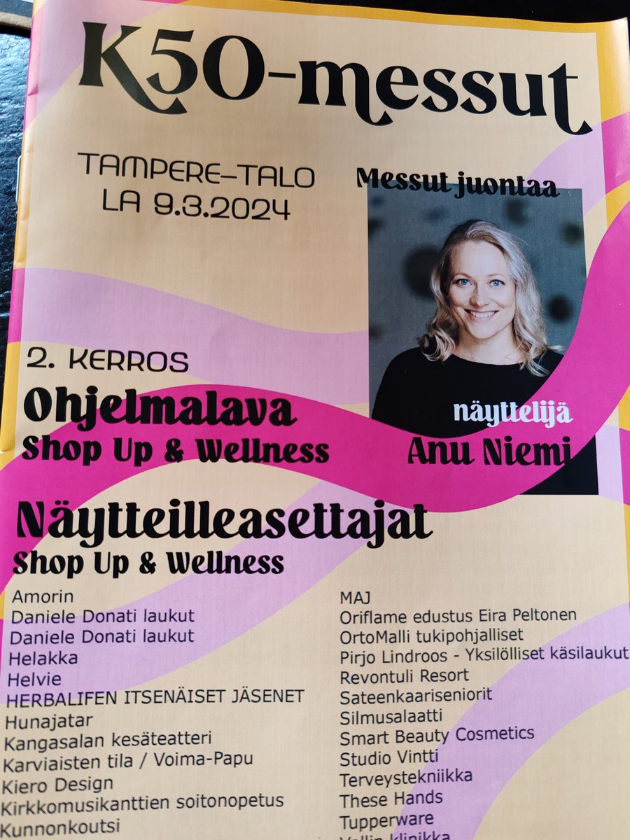 MariLind21's tweet photo. Aamupäivän ohjelmassa ja olipa väkeä liikkeellä. Paljon näytteilleasettajia ja muutamia turinoita & tuttuja.
Kuhmoisten kunnanjohtajan kanssa mukava juttutuokio kesätapahtumista, majoituksesta Kuhmoisissa ja Orivedellä helmikuussa olleista villasukkajuoksun SM-kisoista.
#messut https://t.co/pKLxFILe0r