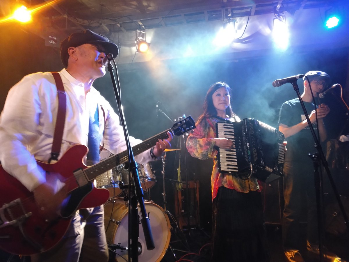 Bonny19840802's tweet image. ホブルディーズとエスキモーズ最高やったな🥺🥺🥺
ホブルディーズはアンコールでかわいいデイビー演ってくれたよ😢

#HOBBLEDEES