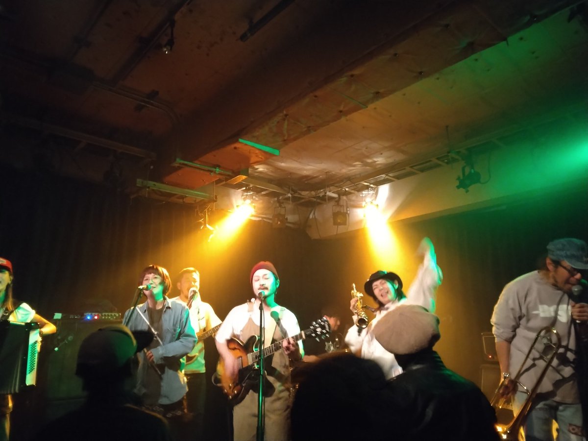 Bonny19840802's tweet image. ホブルディーズとエスキモーズ最高やったな🥺🥺🥺
ホブルディーズはアンコールでかわいいデイビー演ってくれたよ😢

#HOBBLEDEES