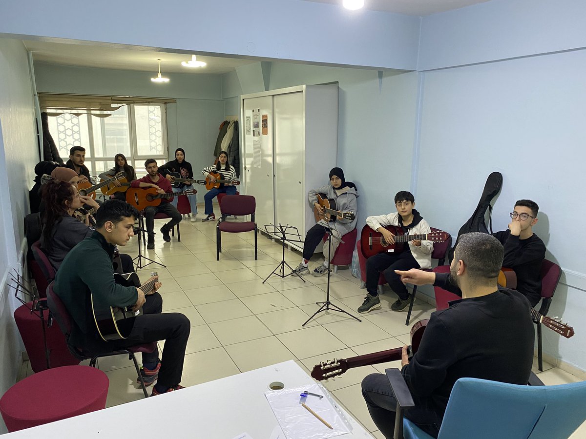 GSB_IpekyoluGM's tweet photo. Güzel sanatlar atölyemizde gençlerimizin yoğun katılımıyla Gitar eğitimlerimiz devam ediyor.
.
.
.
#gitar #gitaregitimi #kesfet https://t.co/53jZSaF6Hc