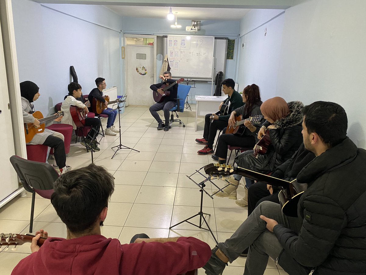 GSB_IpekyoluGM's tweet photo. Güzel sanatlar atölyemizde gençlerimizin yoğun katılımıyla Gitar eğitimlerimiz devam ediyor.
.
.
.
#gitar #gitaregitimi #kesfet https://t.co/53jZSaF6Hc
