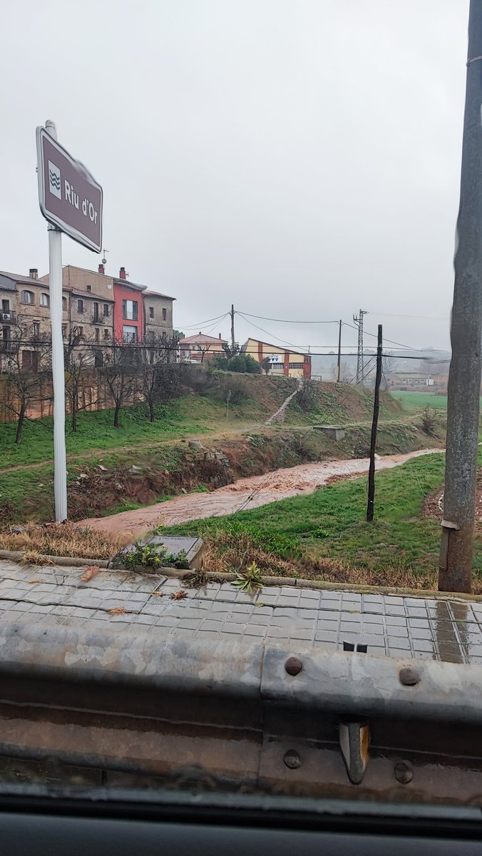 ArnauGrane's tweet photo. Al bages hem enganxat un tren convectiu que en 1h ha deixat més de 20/30mm a moltes zones. La conseqüència és la crescuda del Riu d'Or. A les imatges, a pocs metres de desembocar al Llobregat. Si tot va bé, haurem salvat el sembrat d'aquest any. Quina alegria! Santpedor 47mm. https://t.co/E3FseWf67A