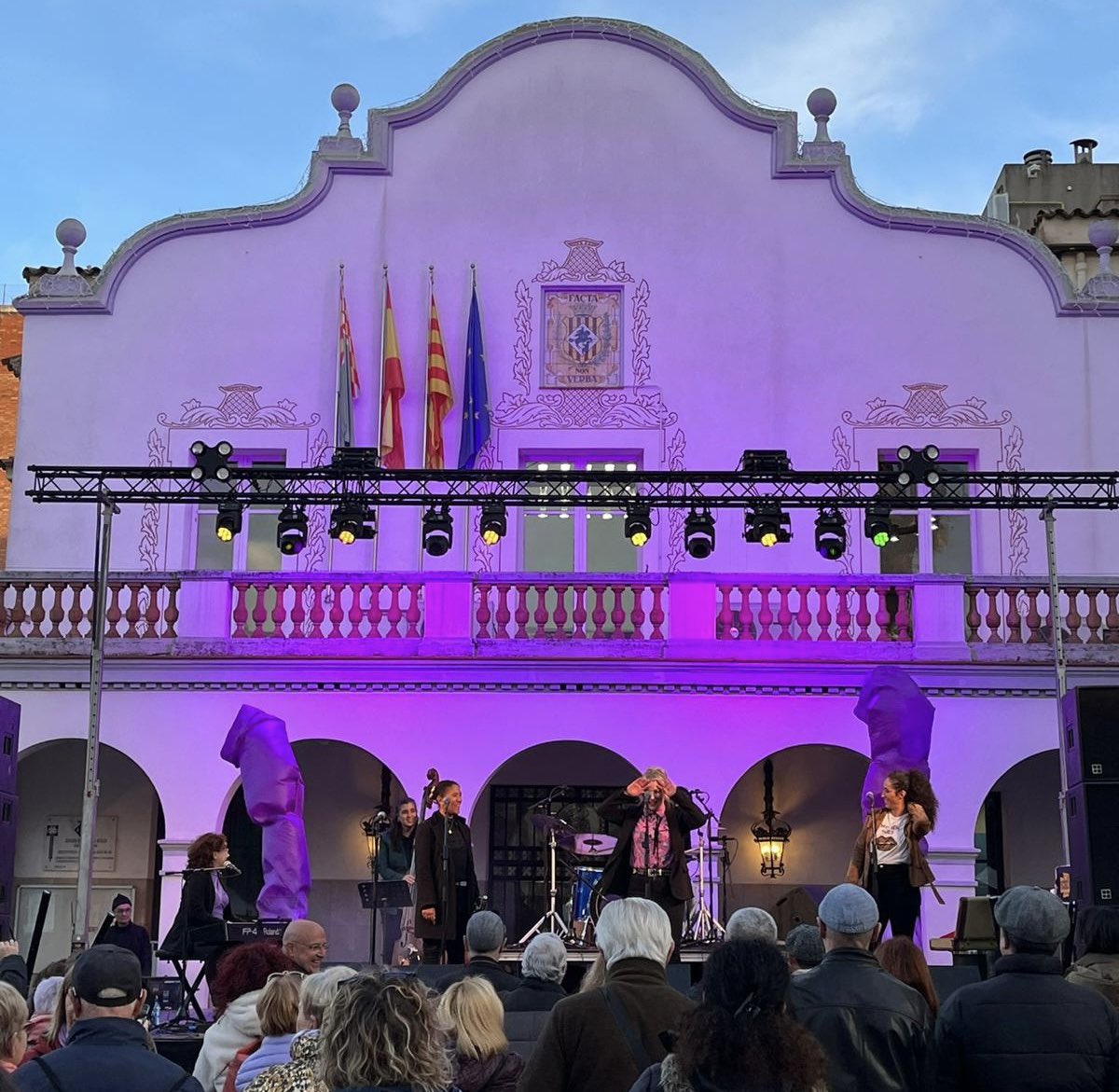 Un #8M més i, com cada any, diem prou!

🗣️ Davant d’aquest sistema que ens oprimeix, només des de la lluita col·lectiva i fent xarxa feminista podrem acabar amb el patriarcat que ens oprimeix.

✊ Hereves de les lluites, llavor de les victòries. Per una #Cerdanyola més lliure‼️