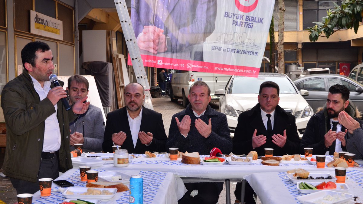 Tevhid Çarşısı esnaf kardeşlerimizle kahvaltı programında buluştuk. Davetleri için Sn. Adem Güntaş Bey'e ve katılım sağlayan tüm esnaf kardeşime teşekkür ederim.
 Biz bu emaneti #BirlikteYöneteceğiz