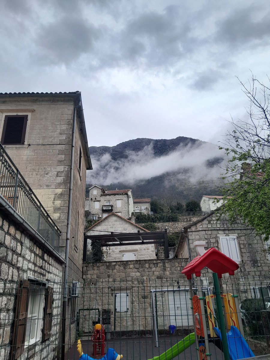 gulerkomurcu's tweet photo. Kotor'a bayildim #Montenegro eskiTaş evler, 1kişinin zarzor gecebildigi dar sokaklar,
başı dumanli karadag ve kentin adeta tanitimyüzü kediler🐈‍⬛ Turizm sezonu acilmadi ama sokaklar Avrupali turist kayniyor, limanda da kruz!
Ortaolcekli isletmelerin coguiseTürklerin,Türkce2.dil:) https://t.co/Ps5oh9CQSr