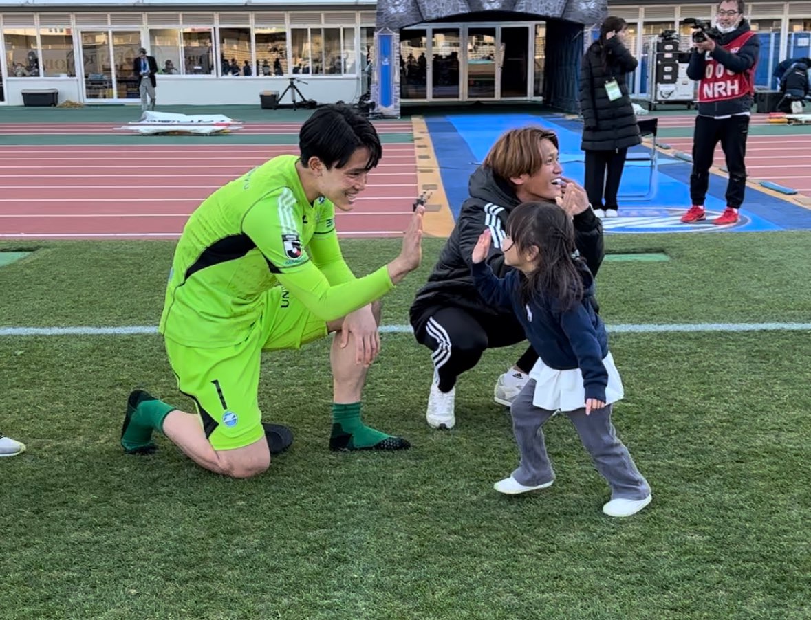 zelvia_school's tweet photo. ＼#ふれあいサッカー 🍃／

今日は試合に勝ったあとの
ふれあいサッカーとなりました😆
やったー🙌🏻⚽️

選手の皆さん、
今回もありがとうございました！

各カテゴリーに #谷晃生 選手が顔を出してくれてました⚽️💙
@FcMachidaZelvia 

みんないい笑顔です🥰
#zelvia #MakeaNewHistory https://t.co/KcKBp6hUOY