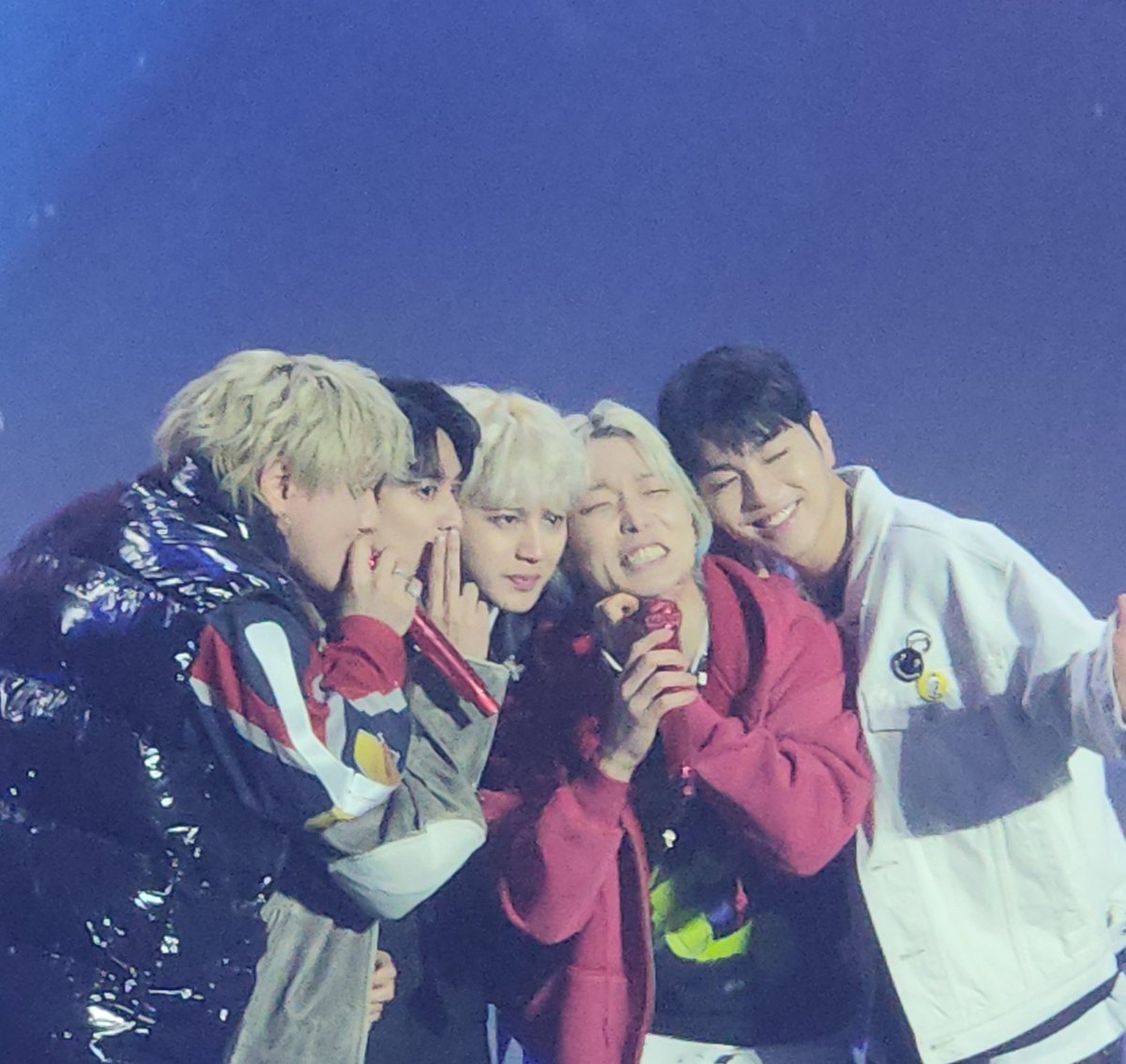 ikon_llssjj's tweet photo. 240309 커튼콜 아이콘 팬콘
가족사진 찍는 기염탱이들 https://t.co/26W9ltJKre