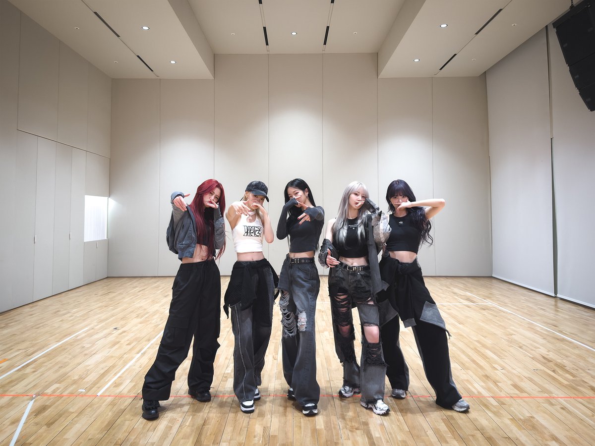 le_sserafim's tweet photo. EASY😎

#LE_SSERAFIM #르세라핌
#LE_SSERAFIM_EASY #MakeItLookEasy https://t.co/F27RsE3AiV