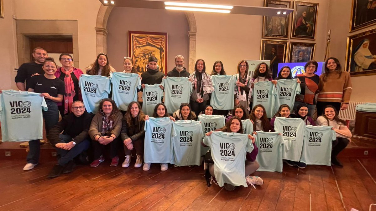 cupvic's tweet photo. 🇵🇸 Fer-se la foto amb l'equip palestí de dones protagonistes del llibre de @txellfeixas, amb mocador i tot, però tenir estómac per votar NO a la moció de suport a #Palestina, deu entrar al sou de les regidores @franquesabet i @ElisendaCarrera. Ja vam dir que quedarien retratades. https://t.co/RrqyelMjSr