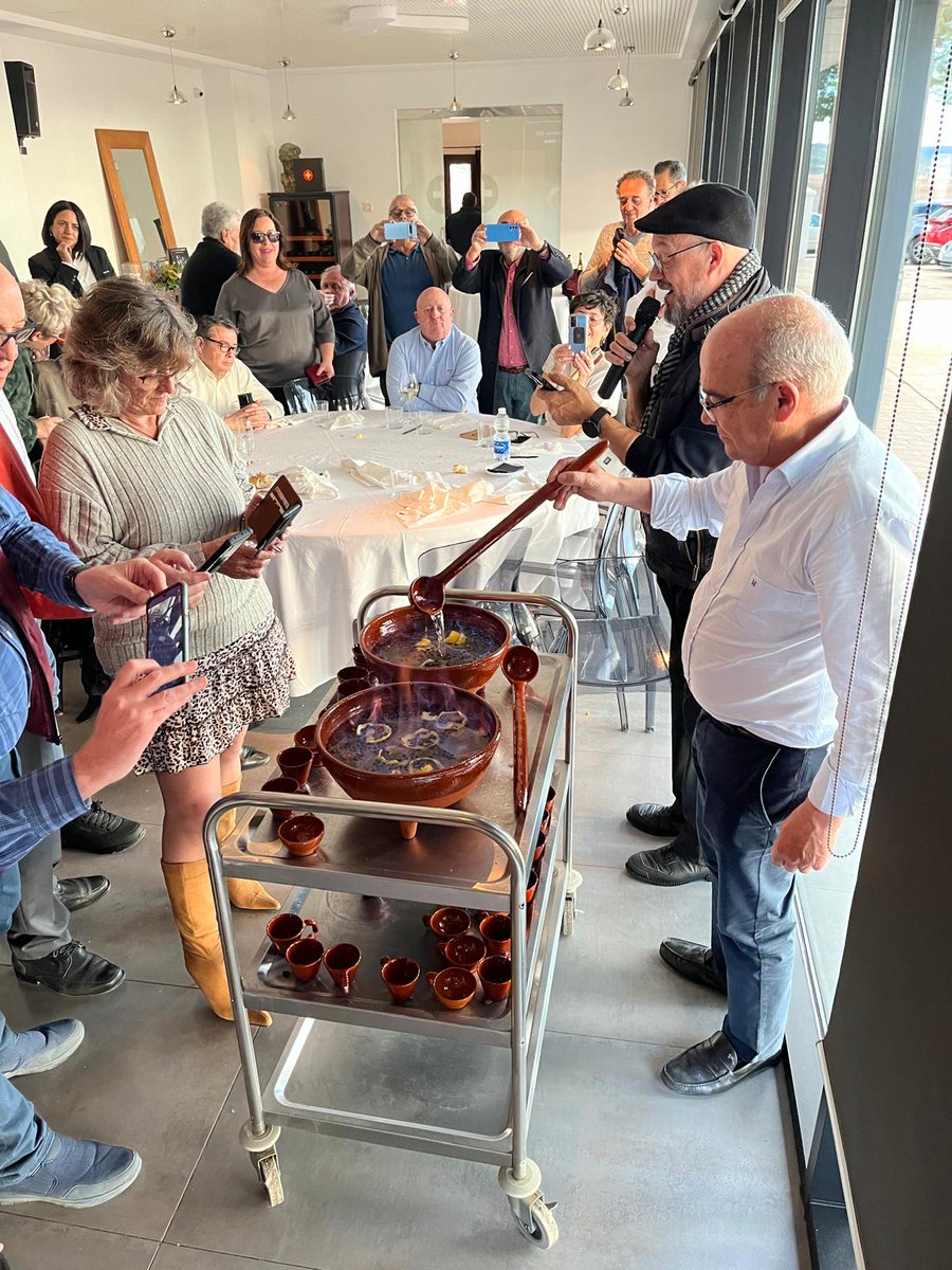 PabloOssorio's tweet image. 14 edición de la Fiesta del Botillo en @HispanoSuizas. Orgulloso de celebrar esta jornada con el manjar de mi tierra y el aforo completo.
   Gracias a Javier Haba, enólogo de Bodegas Adriá de #VillafrancaDelBierzo, por acompañarnos. Y a todos los que habéis venido a disfrutar 🫶🏼