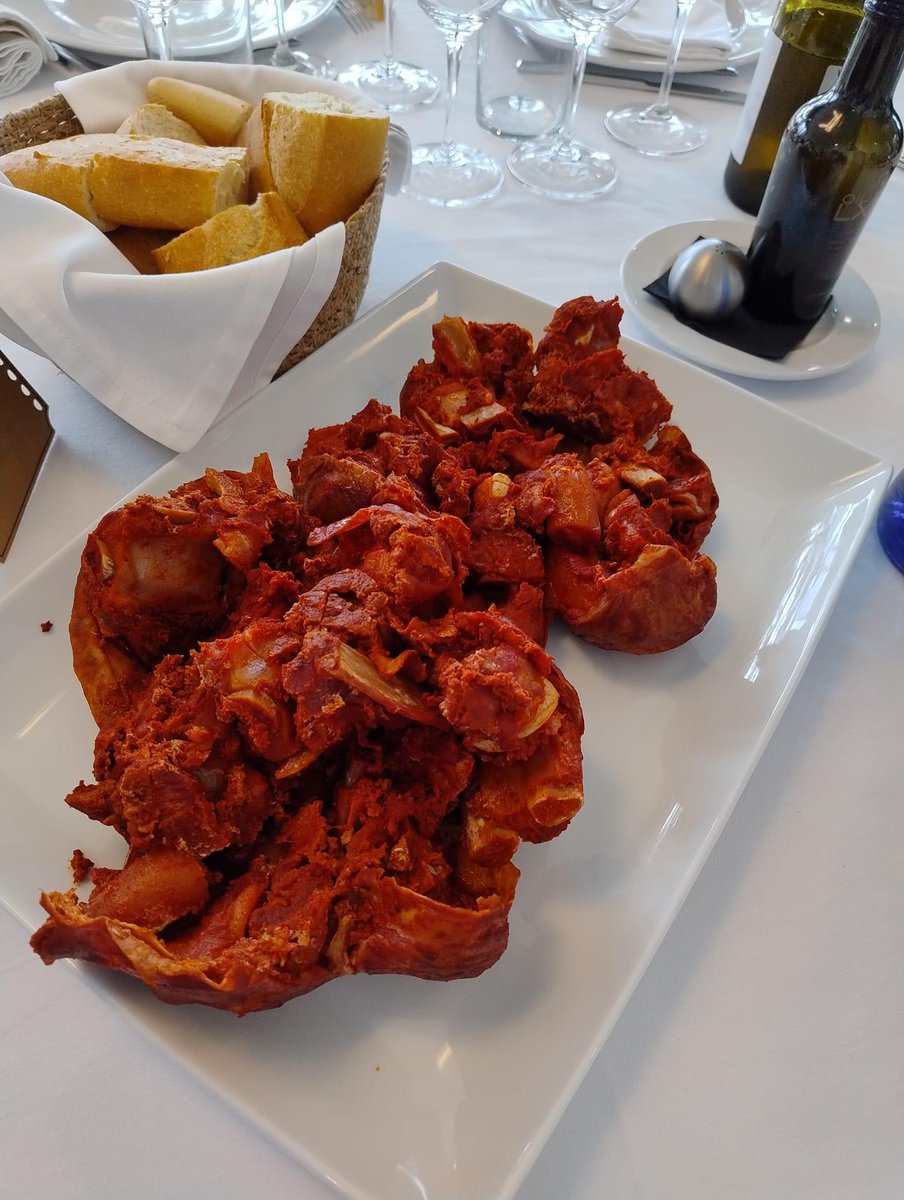 PabloOssorio's tweet image. 14 edición de la Fiesta del Botillo en @HispanoSuizas. Orgulloso de celebrar esta jornada con el manjar de mi tierra y el aforo completo.
   Gracias a Javier Haba, enólogo de Bodegas Adriá de #VillafrancaDelBierzo, por acompañarnos. Y a todos los que habéis venido a disfrutar 🫶🏼