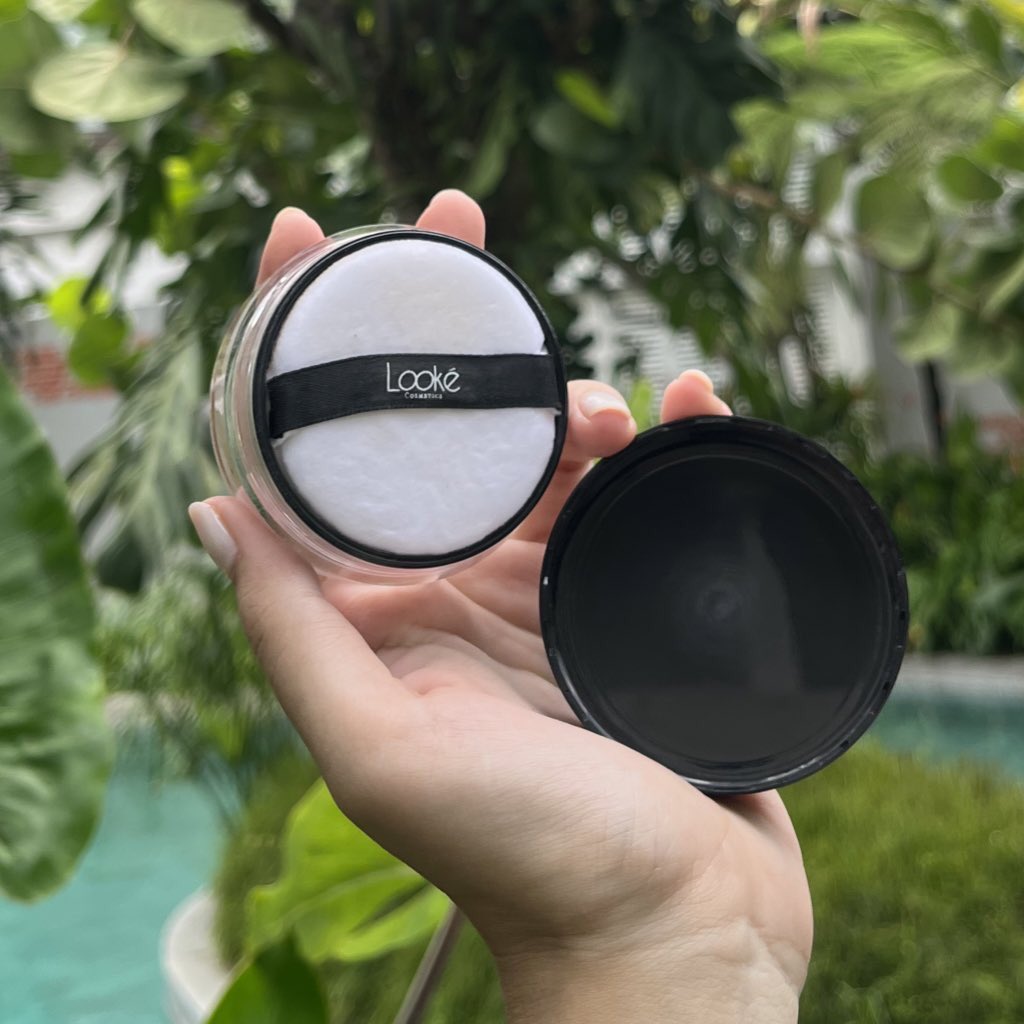 lookecosmetics's tweet image. 𝐒𝐓𝐎𝐏 🚦🛑

Sini kumpul minké mau bagi-bagi rahasia tentang loose powder!🤫

𝘔𝘢𝘬𝘦𝘶𝘱 𝘩𝘢𝘤𝘬𝘴 𝘺𝘢𝘯𝘨 𝘸𝘢𝘫𝘪𝘣 𝘣𝘢𝘯𝘨𝘦𝘵 𝘬𝘢𝘭𝘪𝘢𝘯 𝘤𝘰𝘣𝘢!