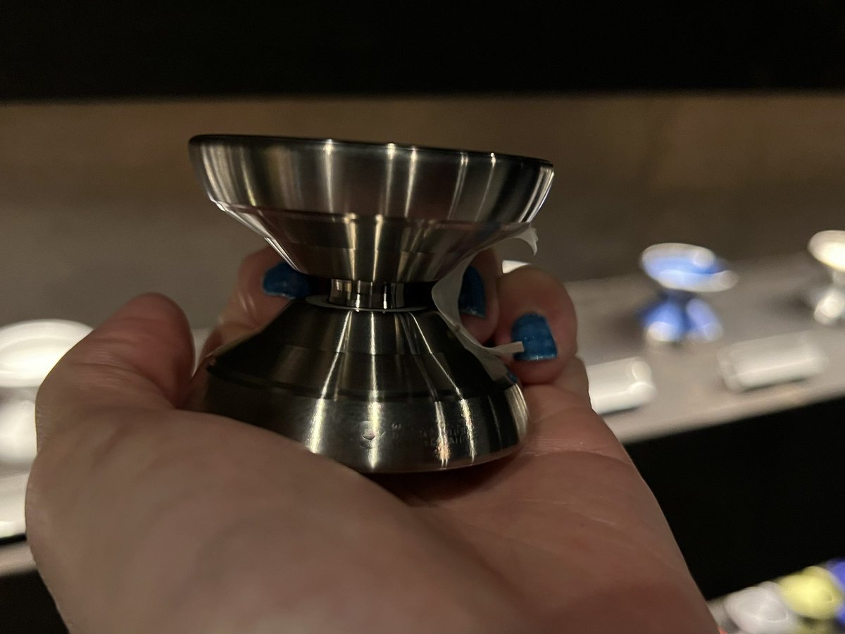 moon_angel14's tweet image. パラッ🌙
本日、ゐきましたパラオートスコピー🥰
宝物💎もったいない気もしますが。ちゃんと使います。丁寧に🪀

話題の｢ケ｣も現物触らせて頂き、コレはやヴぁいとなりました✨

にゐる様に行くと本当にいつも楽しい♥️
時間が溶けます⎝｡⌓°⎞

トニー・シェックの人形ナイス

#にゐる #yoyo #yyr