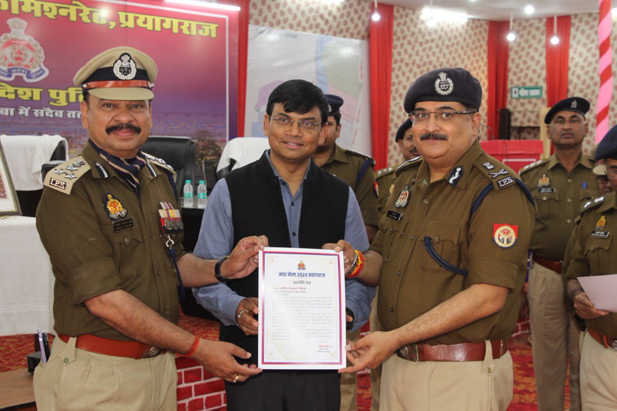 maghmelapolice's tweet photo. #माघ_मेला_2024 सकुशल सम्पन्न होने पर पुलिस आयुक्त कमिश्नरेट प्रयागराज श्री रमित शर्मा की अध्यक्षता में मेला पुलिस को उनके सराहनीय कार्यों हेतु प्रशस्ति पत्र प्रदान किया गया। इस अवसर पर Addl CP श्री एन कोलांची, DIG माघ मेला @ips_rajeev  व अन्य अधिकारी/कर्म0गण उपस्थित रहे। https://t.co/P3yJ4N822H