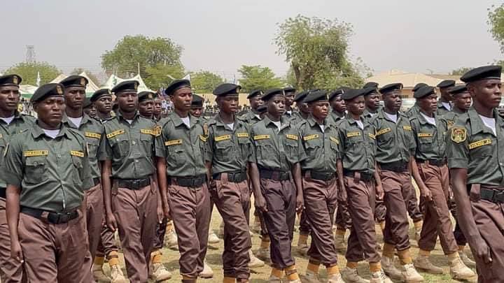 BREAKING NEWS 💥 Sokoto State governor, Dr. Ahmed Aliyu Sokoto FCNA, Today Saturday , inaugurated the SOKOTO STATE COMMUNITY GUARD CORPS (SSCGC) to complement efforts of conventional security agencies in the fight against banditry in the state. #MUNEVE