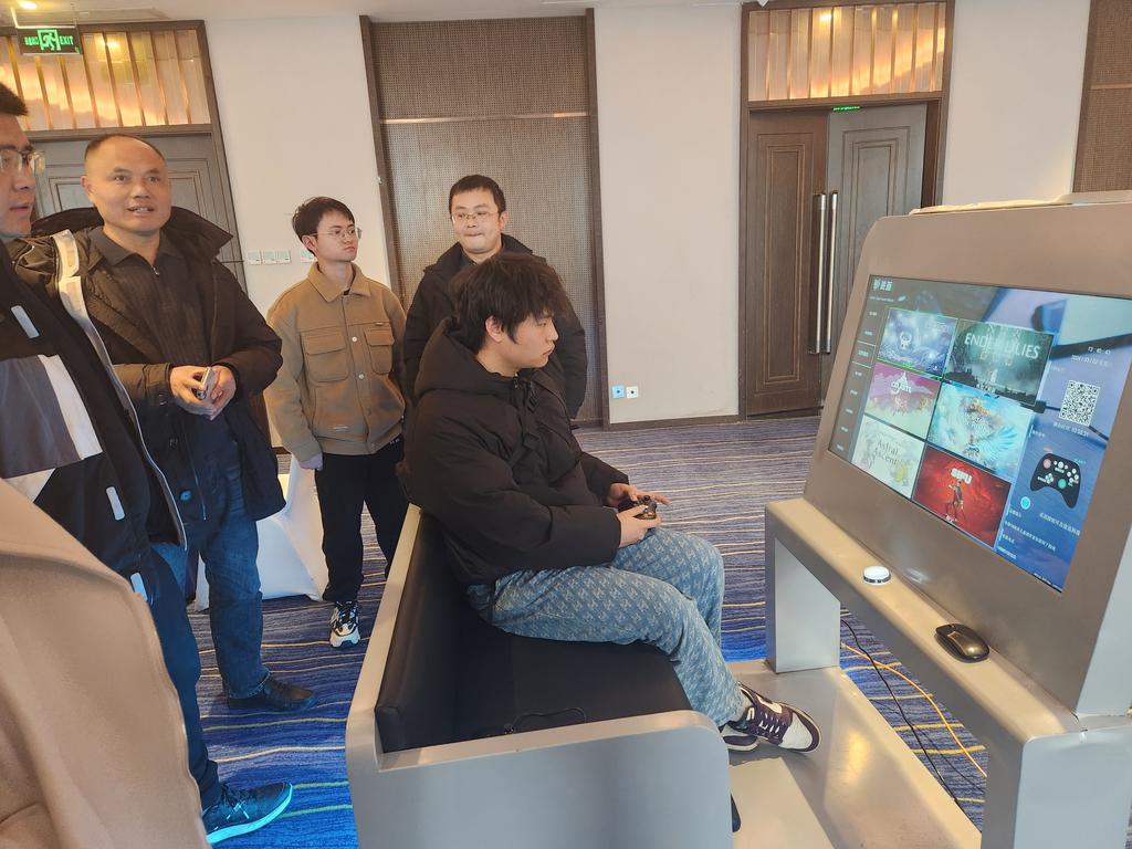 DeepLinkGlobal's tweet photo. The controller cloud game machine based on #DeepLink Protocol technology can play various cloud games in shopping malls and offices https://t.co/b5ZPCiaGQ3