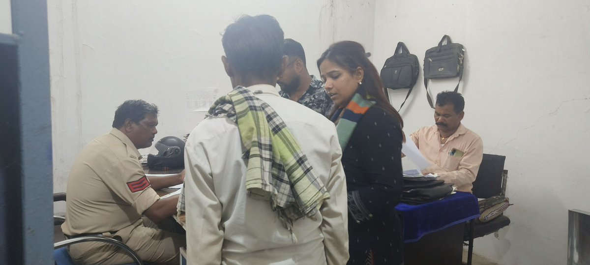 बिल्हा थाने में आई हुई हू, एक बच्ची और उसके दादा आए हुए है शिकायत करने।
<a href="/thealokputul/">Alok Putul</a> <a href="/ipsvijrk/">RK Vij</a> <a href="/AwanishSharan/">Awanish Sharan 🇮🇳</a> <a href="/BilaspurDist/">Bilaspur</a>