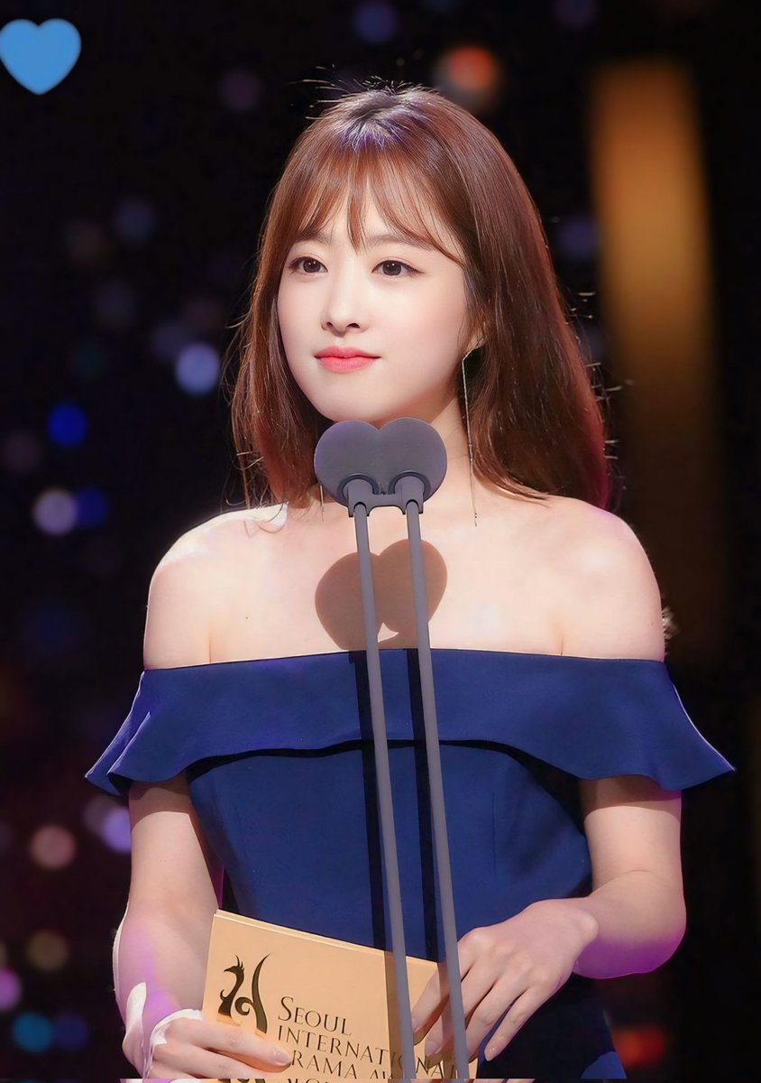 ㅤ
ujung matanya sedikit basah sebab menahan tangis agar tidak pecah. ia sedikit menghela napas lalu tersenyum, “Crews, thank you. Orin loves you now and forever,” ia tak sanggup menahan air matanya. ia memundurkan langkahnya agar rekannya, Damar, bisa melanjutkan.
ㅤ