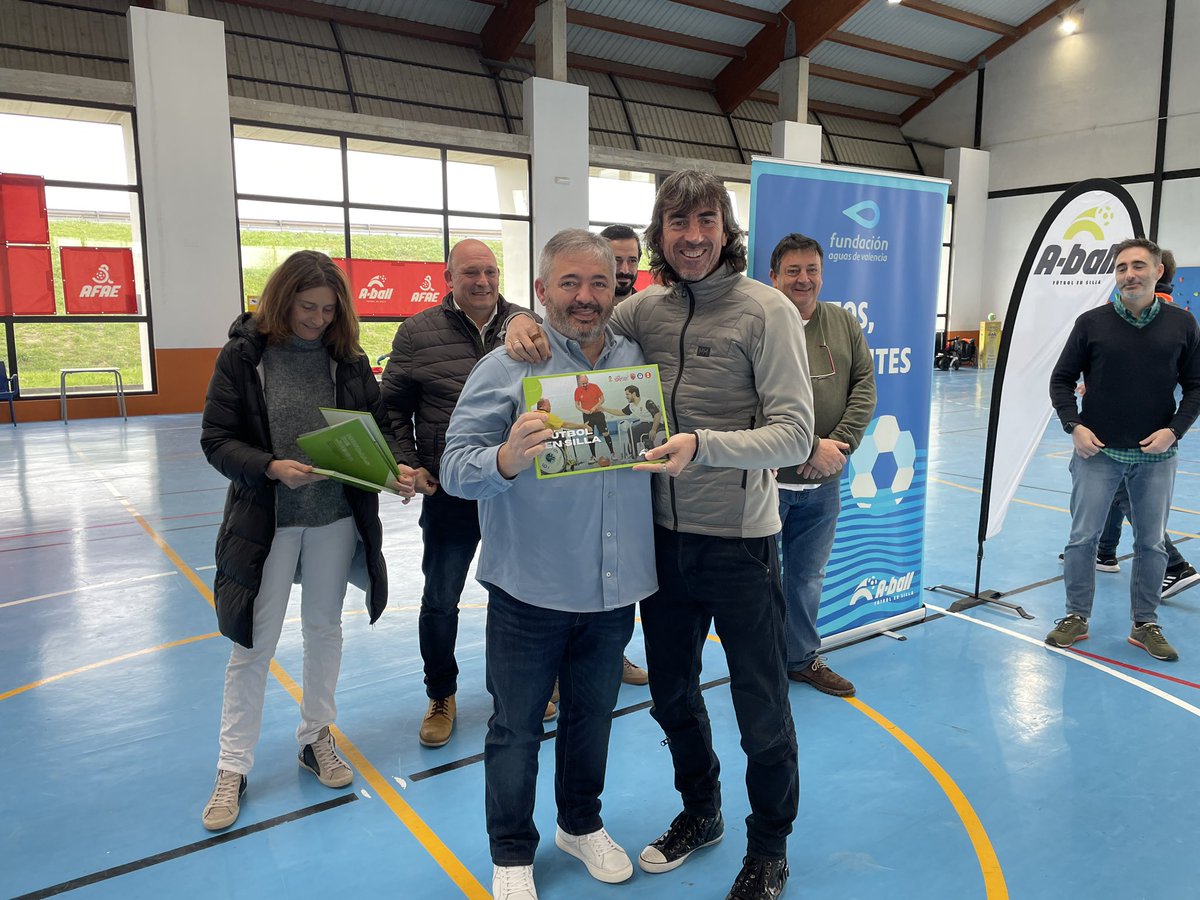 RFCF_es's tweet photo. 📖 El @cdoceja @aballcant hace entrega a José Ángel Peláez, presidente de la #RFCF, de un libro que recoge los orígenes, historia y actividades de la modalidad de A-Ball en España
#ABall https://t.co/3Jj8qVFgVr