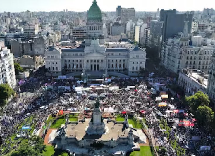 🇵🇱 Hoy y siempre, exigimos ni un paso atrás por nuestros derechos junto a correligionarias de toda la Ciudad y la <a href="/ucrnacional/">Unión Cívica Radical</a> ✊🏻💜 🇵🇱 

#DiaInternacionalDeLaMujer