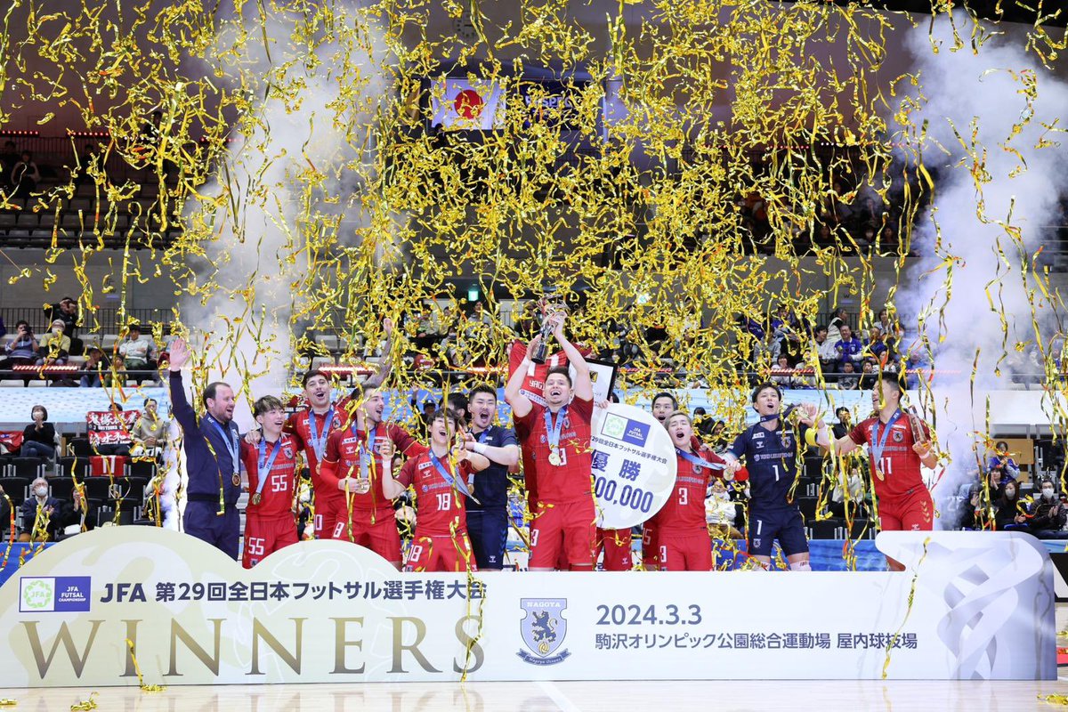 Chega o fim minha passagem pelo Japão ,Obrigado Nagoya , obrigado aos torcedores, à comissão técnica e ao povo japonês em geral por tornarem minha experiência no Japão sensacional, Um agradecimento especial aos jogadores com quem tive o privilégio de competir ao lado! 
ありがとう