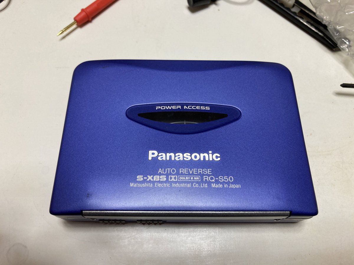 NabeSun_E's tweet photo. こういう薄型タイプカセットプレーヤーですが、私が持っているものは寒くなると不調になります。

aiwaの方は耳が破壊されそうな高音ノイズが流れ、Panasonicの方は突然停止してしまいます。

どちらも暖めてあげると症状が出なくなりますが、こういうものなのでしょうか？🙄 https://t.co/5u9xLkchAu