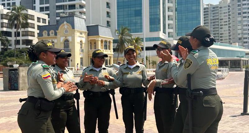 ProteccionPonal's tweet photo. 📍#SantaMarta | Las mujeres policías no solo protegen y sirven a la comunidad🏡sino que también inspira💪a las nuevas generaciones a perseguir sus sueños sin límites✨

¡Hoy y siempre, reconocemos su importante labor!💜

#MujeresQueInspiran 🥰 https://t.co/UHP7GKgOoF