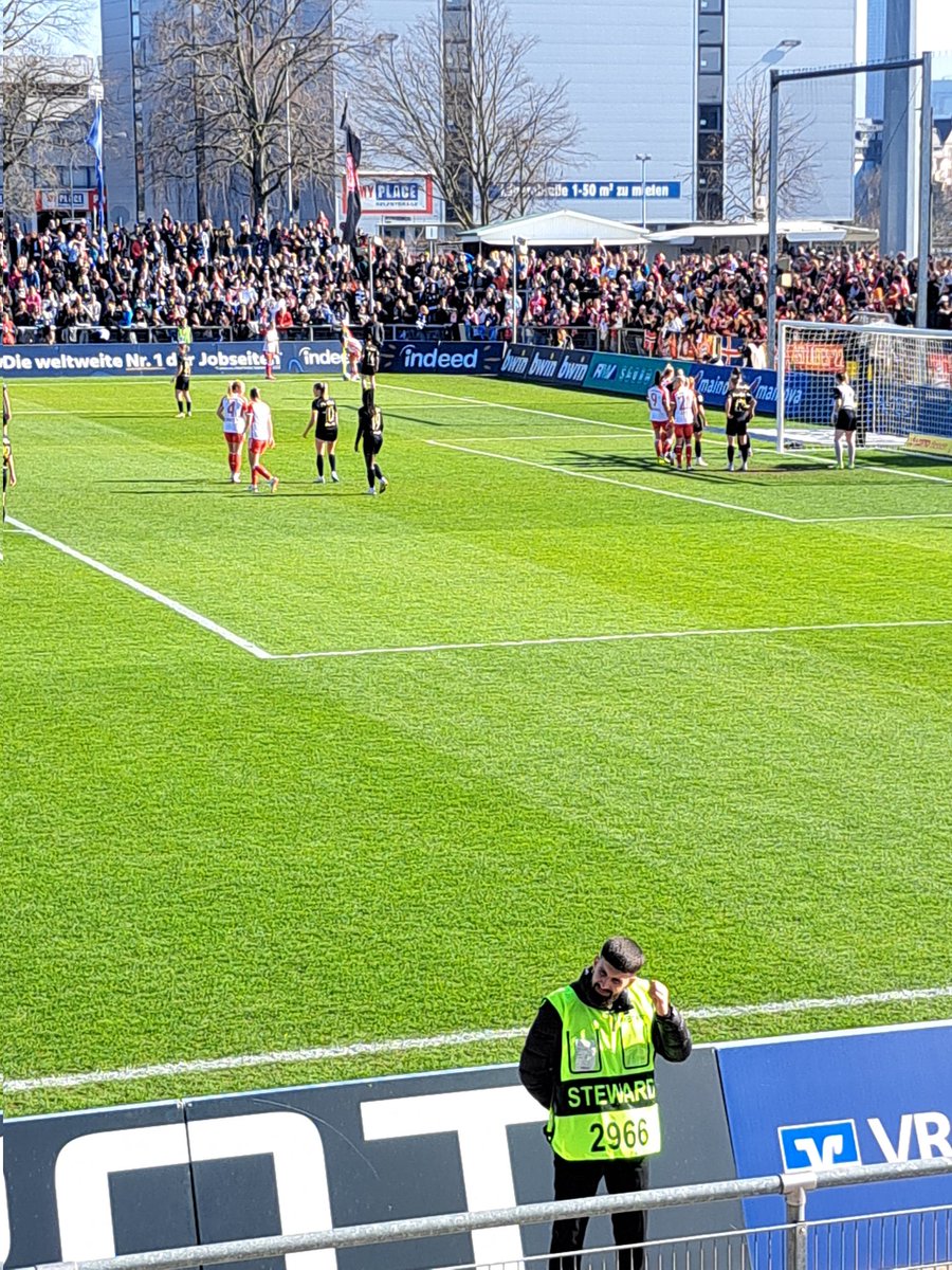 Unterhaltsames Spitzenspiel Eintracht Frankfurt gegen Bayern München in der Frauen-Bundesliga. Pausenstand 0:1. Eintracht verschläft die erste Viertelstunde, spielt danach auf Augenhöhe. Sehenswert vor mindestens 5000 Zuschauern. Nächstes Mal Arena?  #FCBayern #Eintracht125