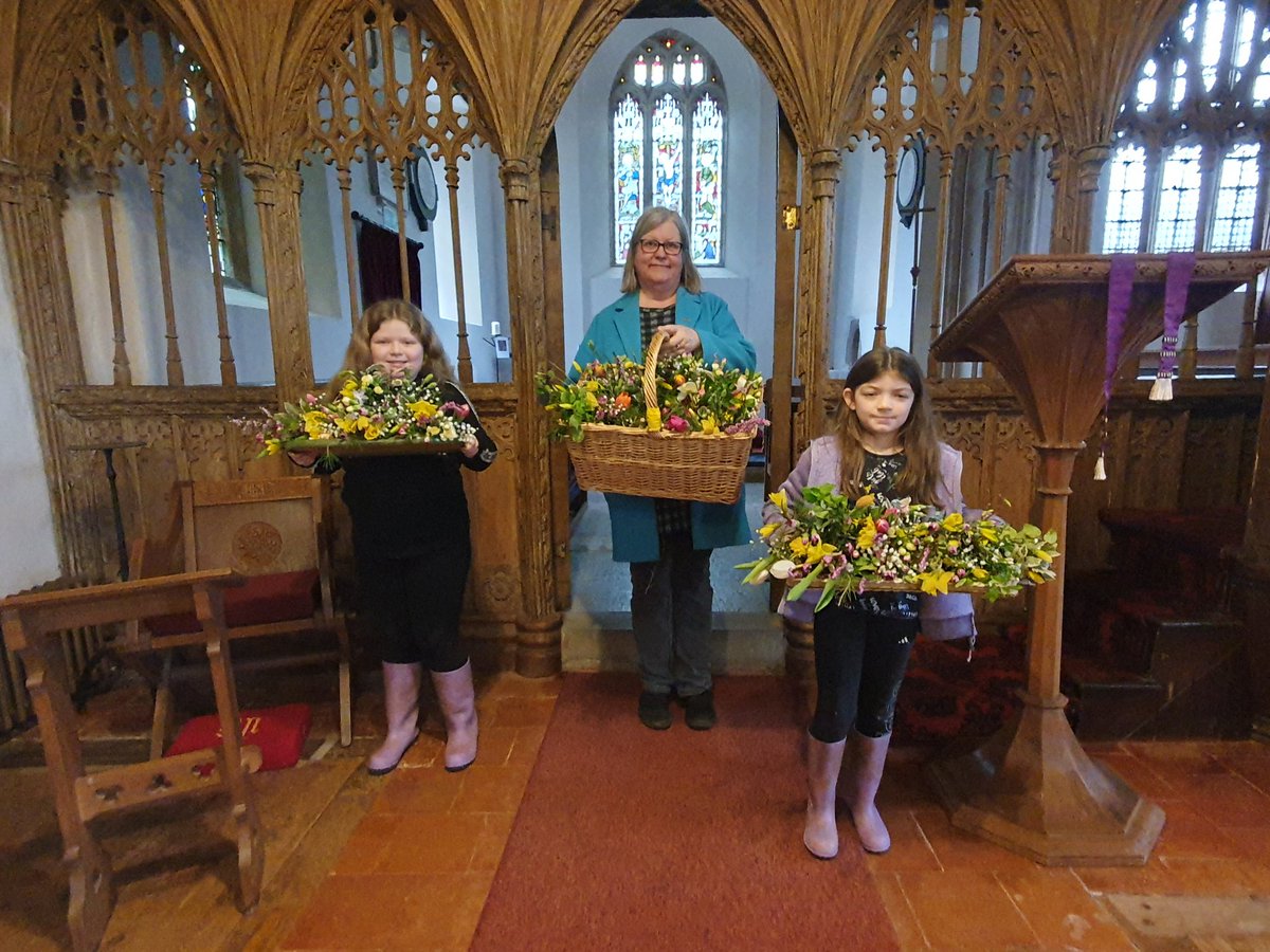 Timberscombe_V's tweet photo. Preparing for #MotheringSunday @stpetrocks @timberscombe  join us tomorrow at 11am to receive your handmade posy #flowers https://t.co/nuqEuQ7kqx
