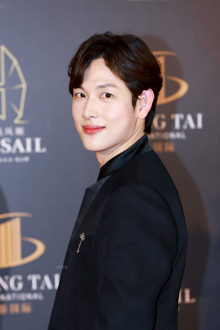 Damar turut hanyut dalam suasana setelah Orin menyampaikan kalimatnya. Ia melangkah sedikit maju dan berdehem pelan sebelum mulai berbicara, “Good evening, our dearest Crew!” sapanya dengan hangat sambil mengedarkan pandangannya.