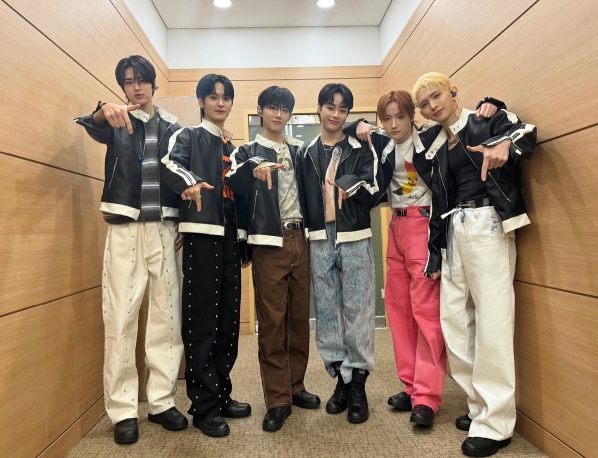 TPST__official's tweet photo. [📸TEMPIC]

24.03.09 #ECOFriend

메타버스를 찢고 나온 템페스트 실존💥💗

연구에 따르면🧪
천상 아이돌 짱페스트를 사랑하는 것이💖
행복💓 건강💪에 도움이 된다는 결과가 있으니

다들 참고하셔서 행복 길만 걸으세요🍀⭐️

#TEMPEST #템페스트
#한빈 #형섭 #혁 #은찬 #LEW #태래
#ifland https://t.co/tsVuVthGfO