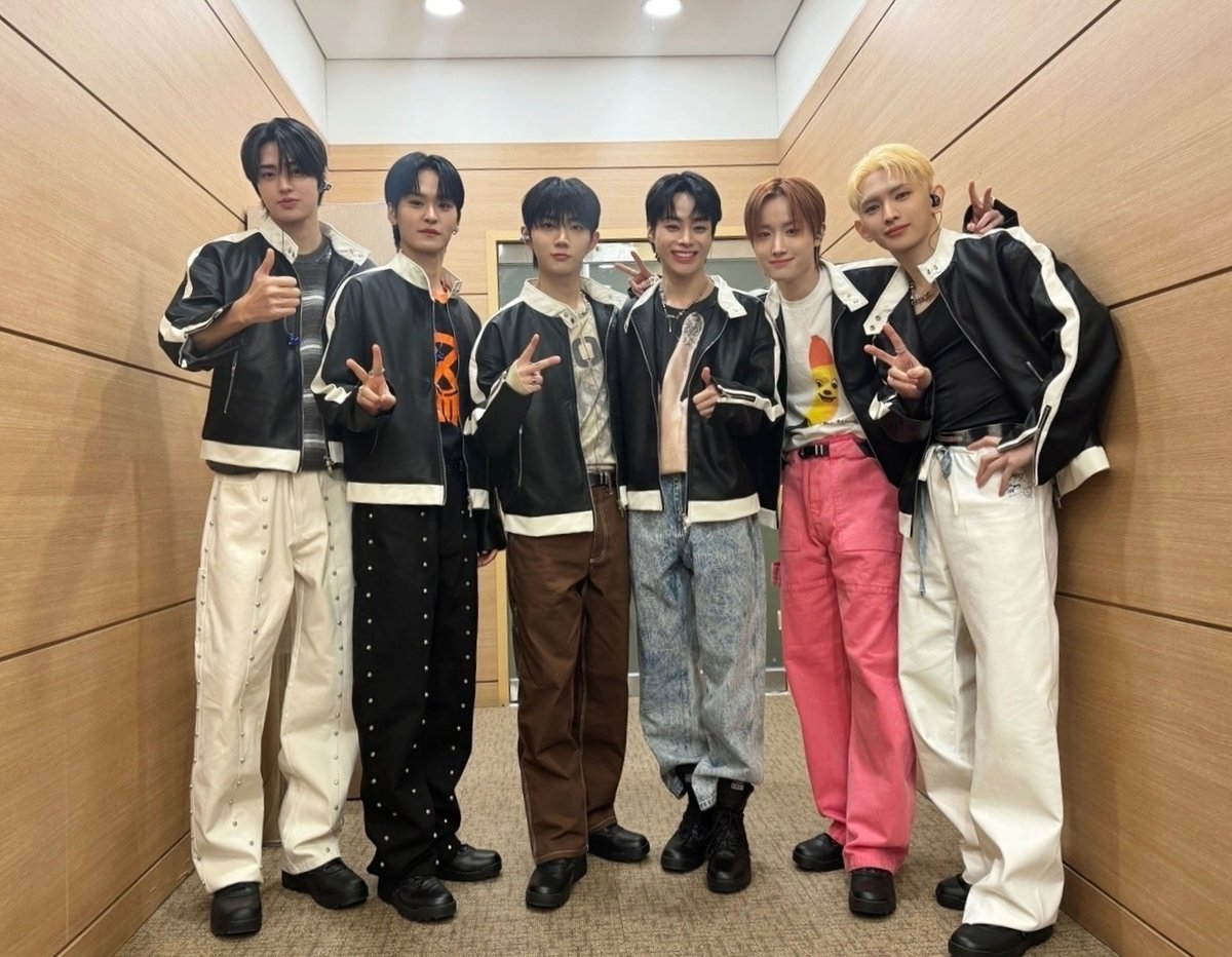 TPST__official's tweet photo. [📸TEMPIC]

24.03.09 #ECOFriend

메타버스를 찢고 나온 템페스트 실존💥💗

연구에 따르면🧪
천상 아이돌 짱페스트를 사랑하는 것이💖
행복💓 건강💪에 도움이 된다는 결과가 있으니

다들 참고하셔서 행복 길만 걸으세요🍀⭐️

#TEMPEST #템페스트
#한빈 #형섭 #혁 #은찬 #LEW #태래
#ifland https://t.co/tsVuVthGfO