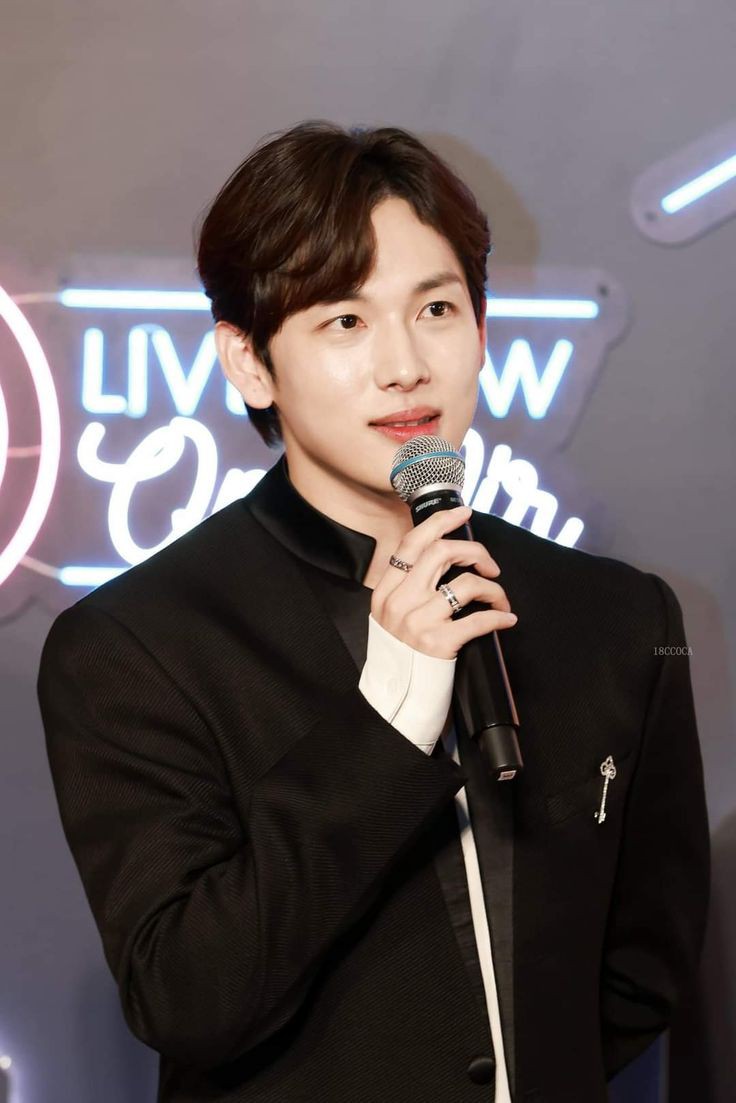 “Ga kerasa akhirnya gua berdiri di sini, di hari ini, di acara farewell party Tion. Masih hangat di ingatan gua waktu beberapa bulan lalu gua asik diskusi merancang konsep Tion bareng Orin. Ngerasain pahit manisnya membangun Tion dari nol”